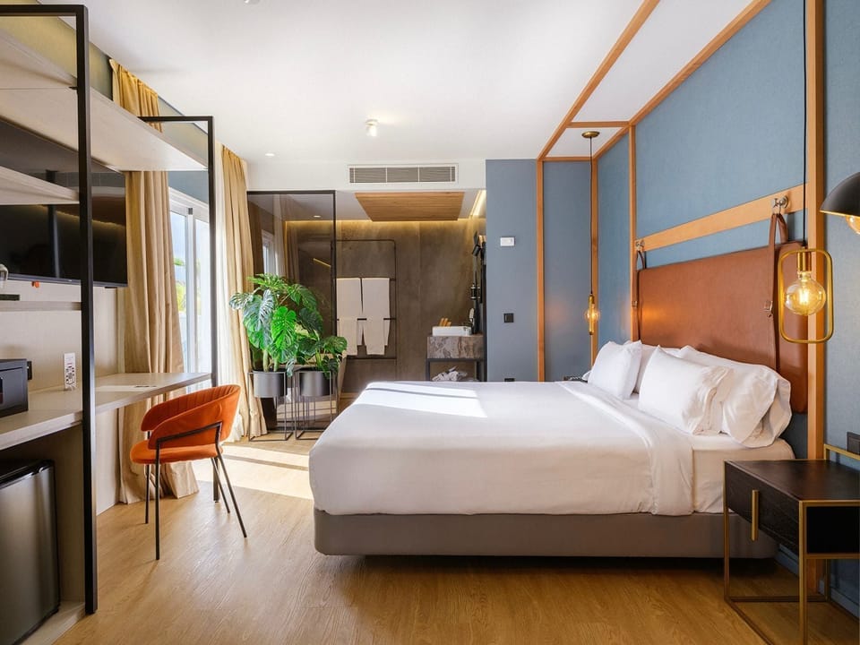 Grand Suite Essence | Minibar, in-room safe, desk, blackout drapes