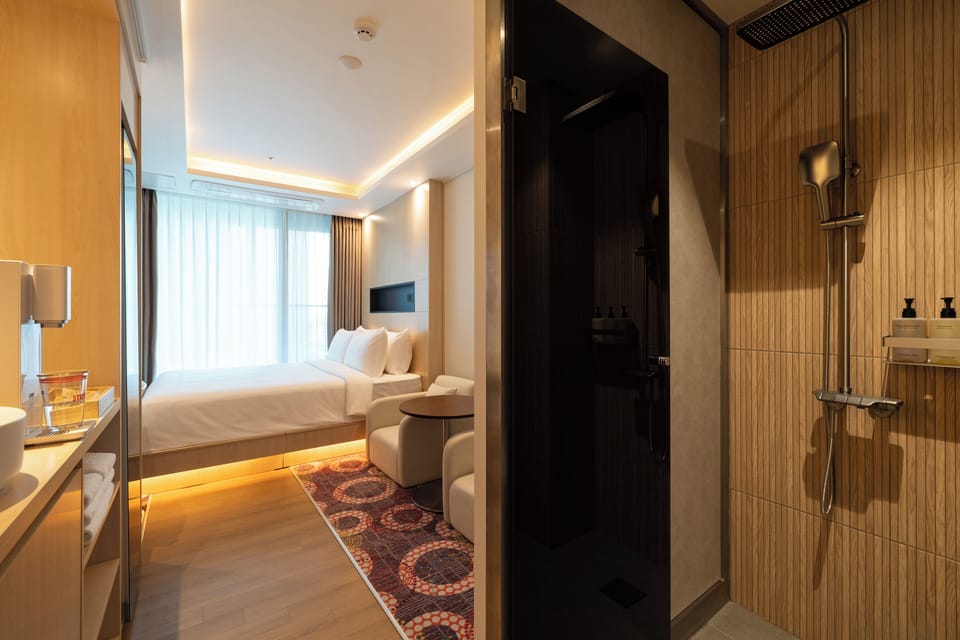 Signature Double Room, 1 King Bed | Desk, laptop workspace, free WiFi, bed sheets
