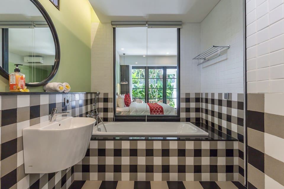 Suite, Balcony | Bathroom | Free toiletries, hair dryer, bidet, towels