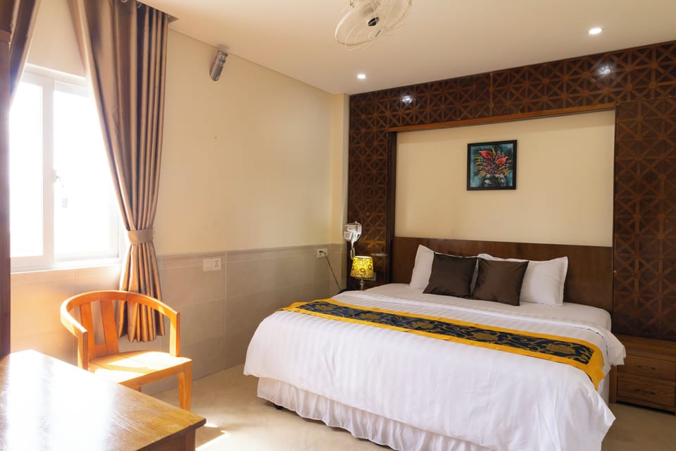 Deluxe Room, City View | Laptop workspace, free WiFi