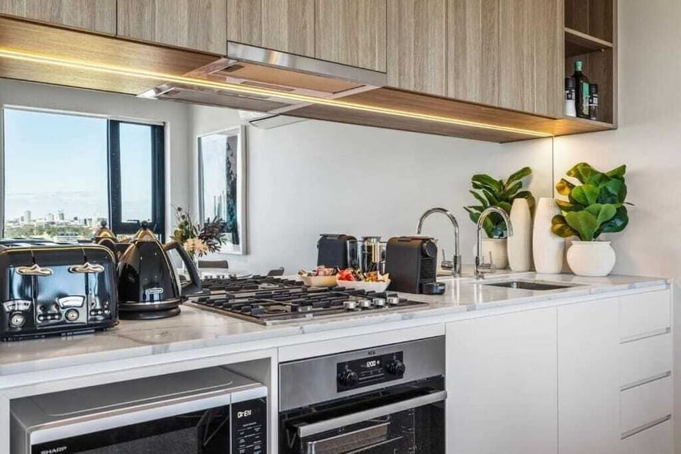 Fully equipped kitchen with delonghi toaster, kettle and Nespresso capsule machine 
