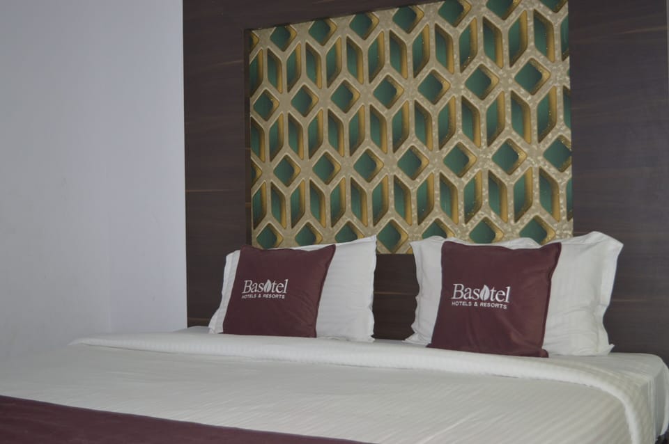 Deluxe Double Room | Desk, laptop workspace, soundproofing, iron/ironing board (on request)