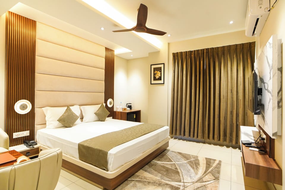 City Double Room | Desk, laptop workspace, blackout drapes, WiFi (free)