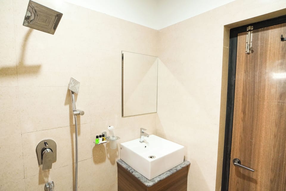 City Double Room | Bathroom | Shower, rainfall showerhead, free toiletries, hair dryer