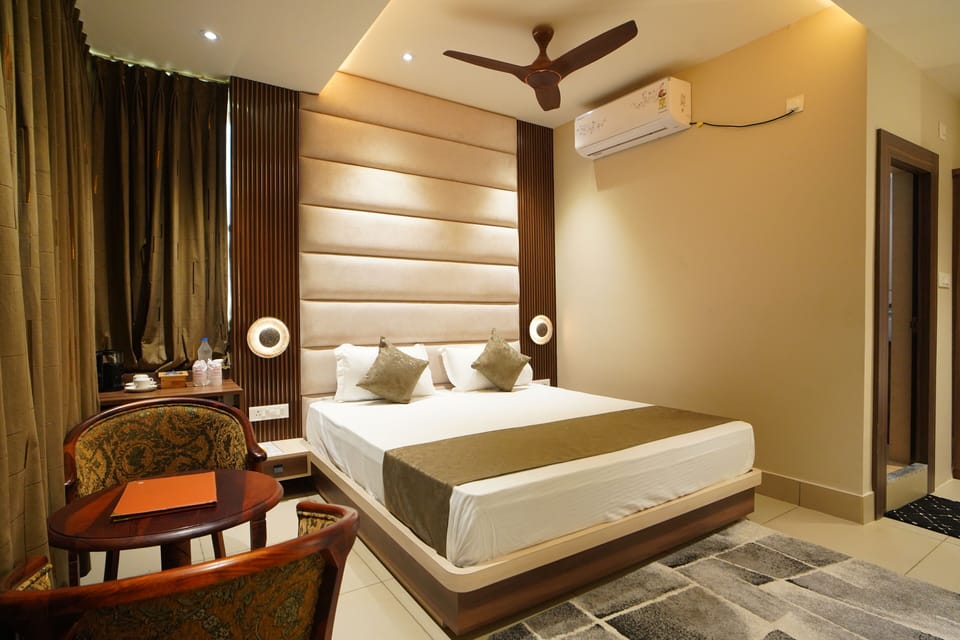 Classic Double Room | Desk, laptop workspace, blackout drapes, WiFi (free)