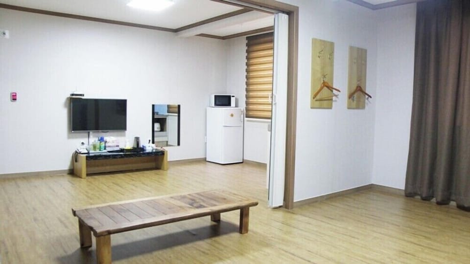 Family House, Non Smoking, Microwave | Blackout drapes, free WiFi, bed sheets