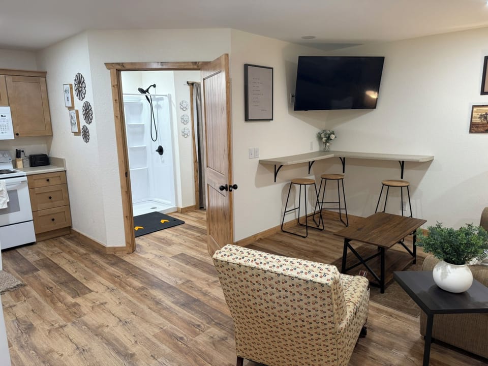 Signature Cabin, 1 King Bed with Sofa bed, Patio, Mountain View | In-room dining