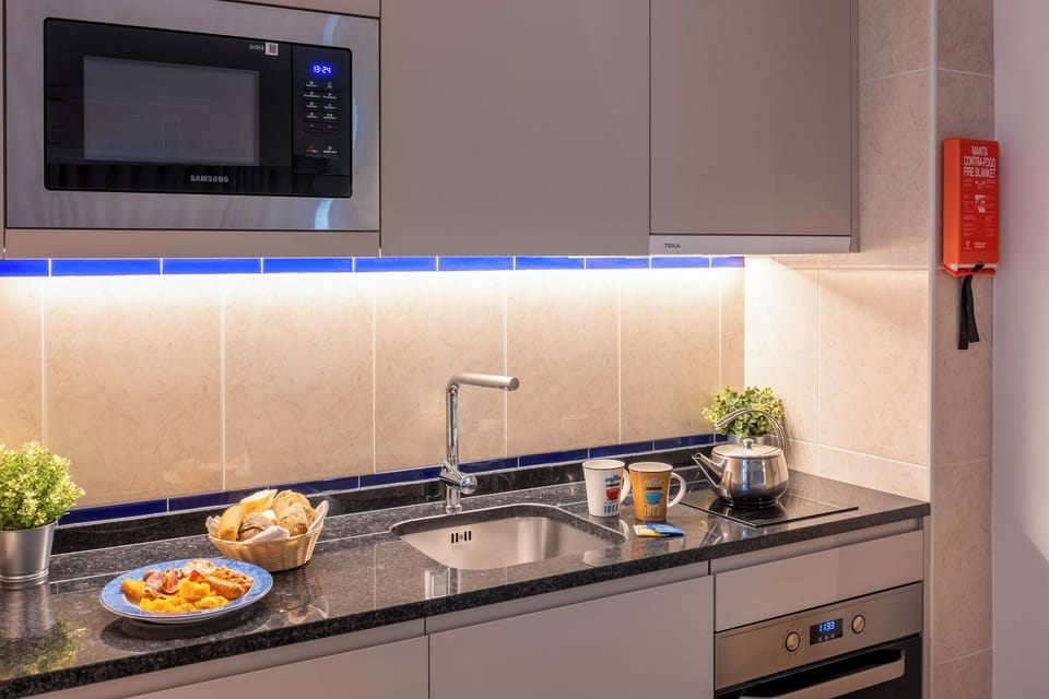 Coffee/tea maker, fridge, microwave, oven