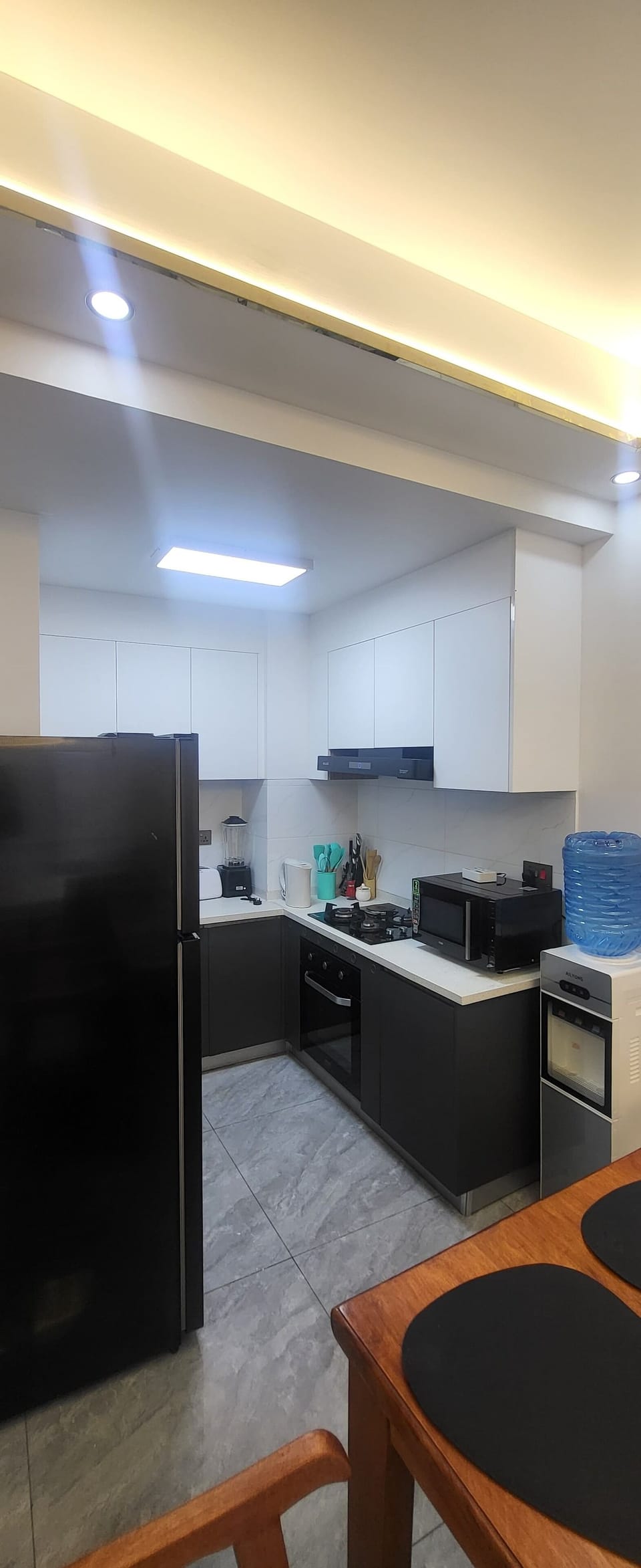 Coffee/tea maker, electric kettle, dining tables