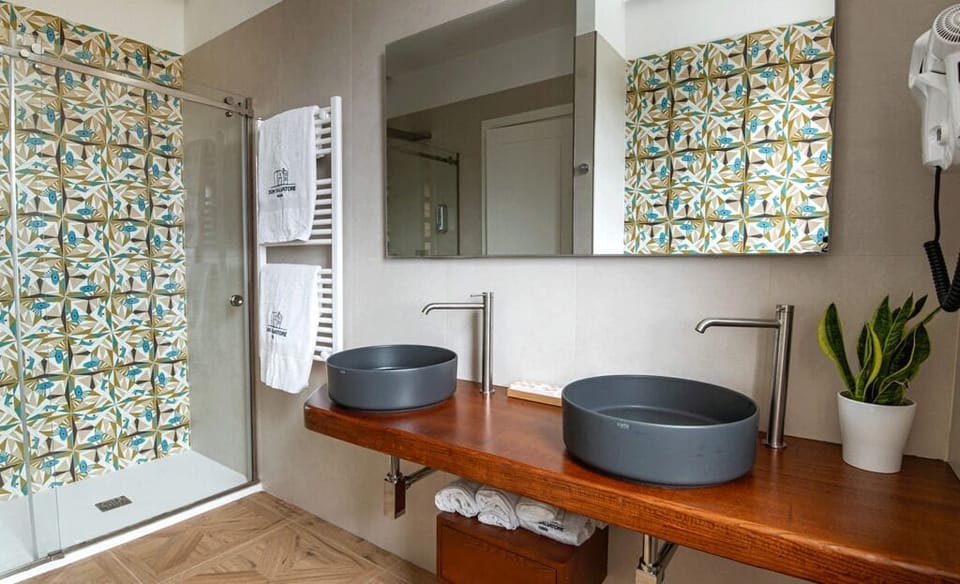 Junior Double or Twin Room | Bathroom | Free toiletries, hair dryer, bathrobes, towels
