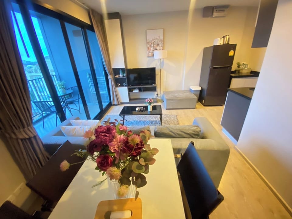 Apartment, 2 Bedrooms, Accessible, Smoking | Living room | Flat-screen TV