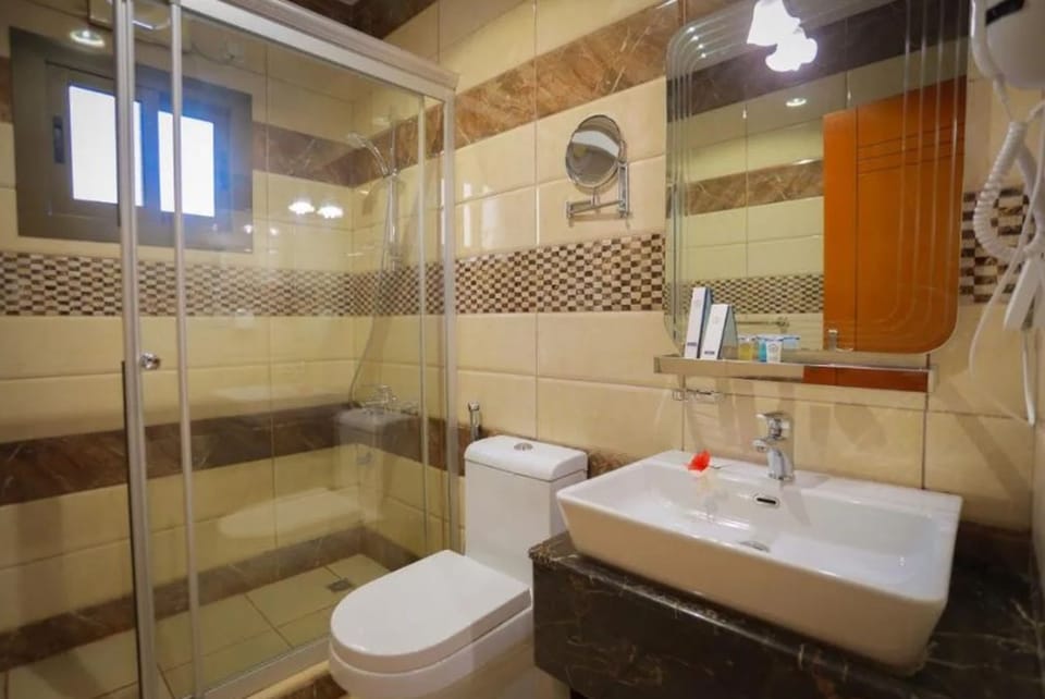 Shower, rainfall showerhead, free toiletries, hair dryer