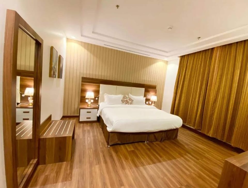 Standard Room, 1 King Bed | Premium bedding, minibar, desk, soundproofing