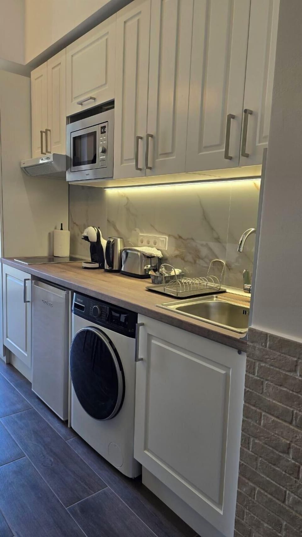 Family Quadruple Room | Private kitchen | Microwave, stovetop, cookware/dishes/utensils