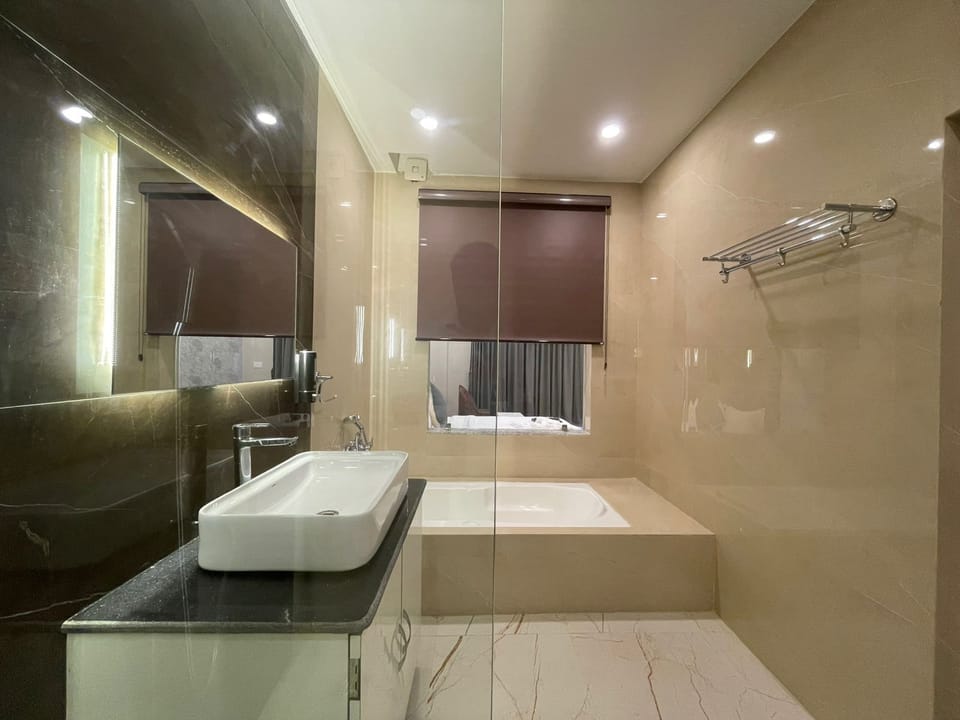 Premium Room with Bathtub and Balcony | Bathroom | Shower, free toiletries, soap, shampoo