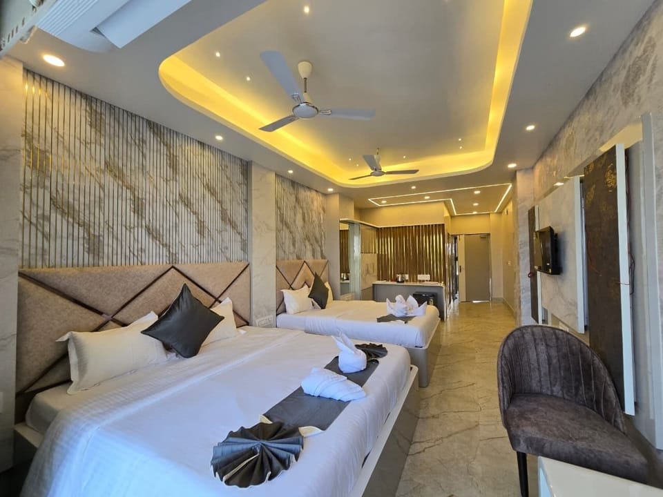 Quadruple Room | Desk, bed sheets, wheelchair access