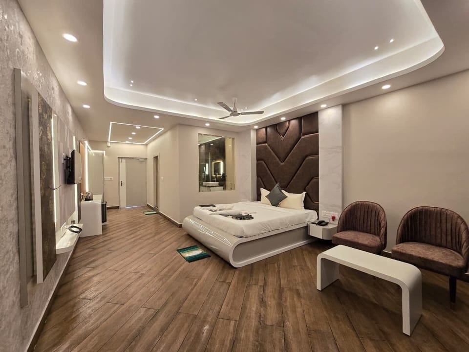 Premium Room with Bathtub and Balcony | Desk, bed sheets, wheelchair access