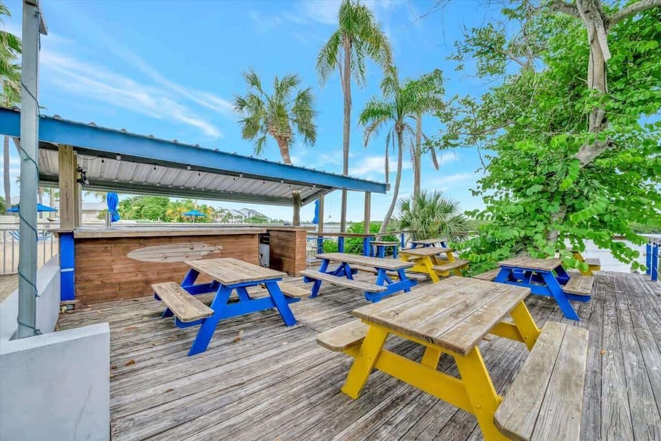 Grab a bite and chill outdoors. Picnic goals right here!