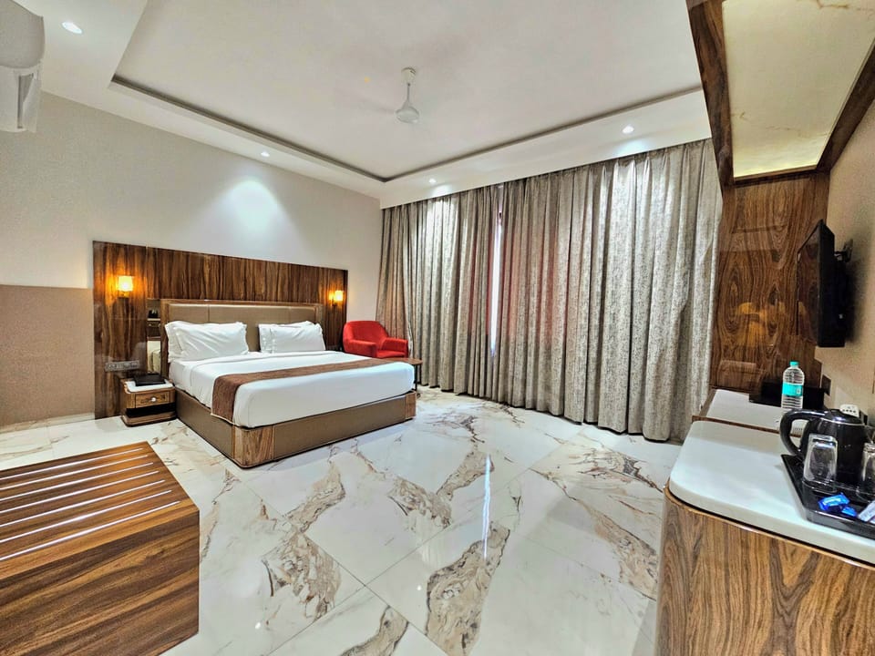Deluxe Suite | Desk, laptop workspace, WiFi (free)