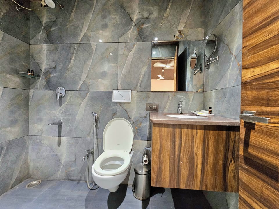 Comfort Double Room | Bathroom | Shower, towels, soap, shampoo