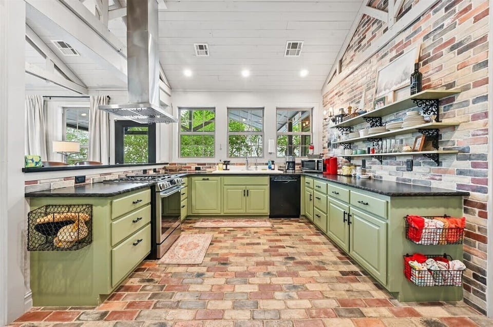 Fully stocked Kitchen!