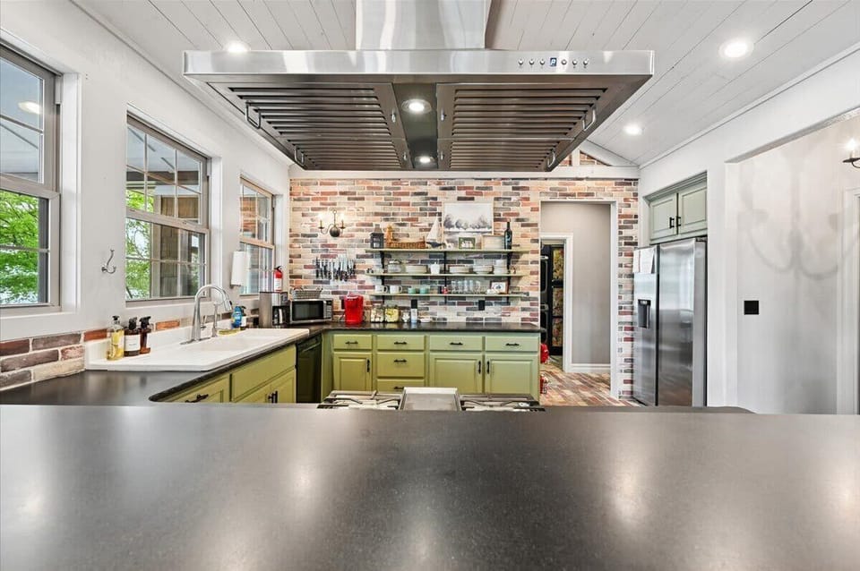 Fully stocked Kitchen!