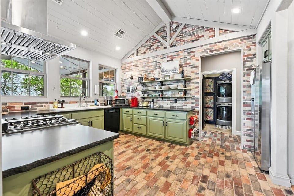 Fully stocked Kitchen!