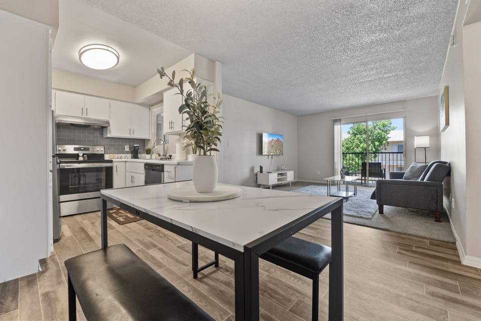 ️ Open dining space, filled with natural light