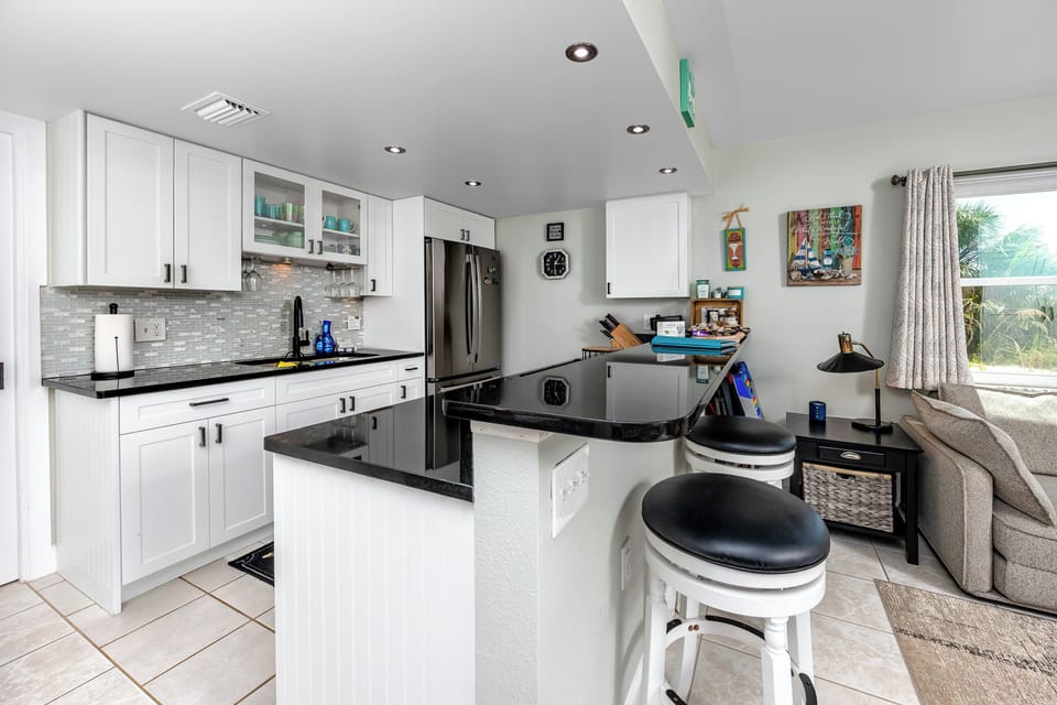 ample counter space & counter top seating