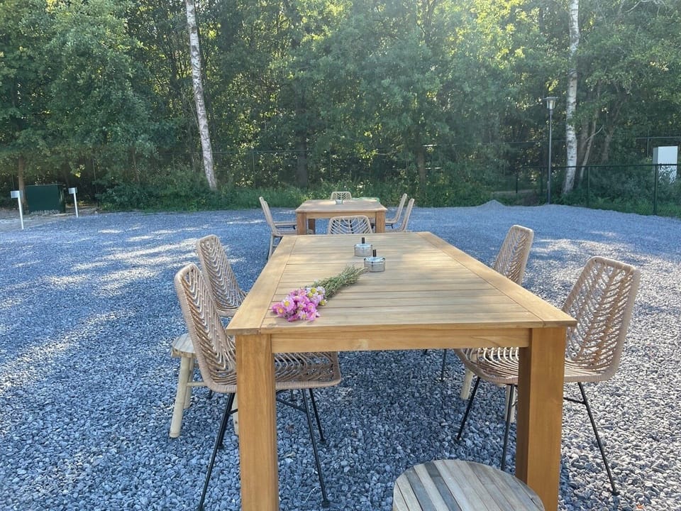 Outdoor dining (shared/communal)