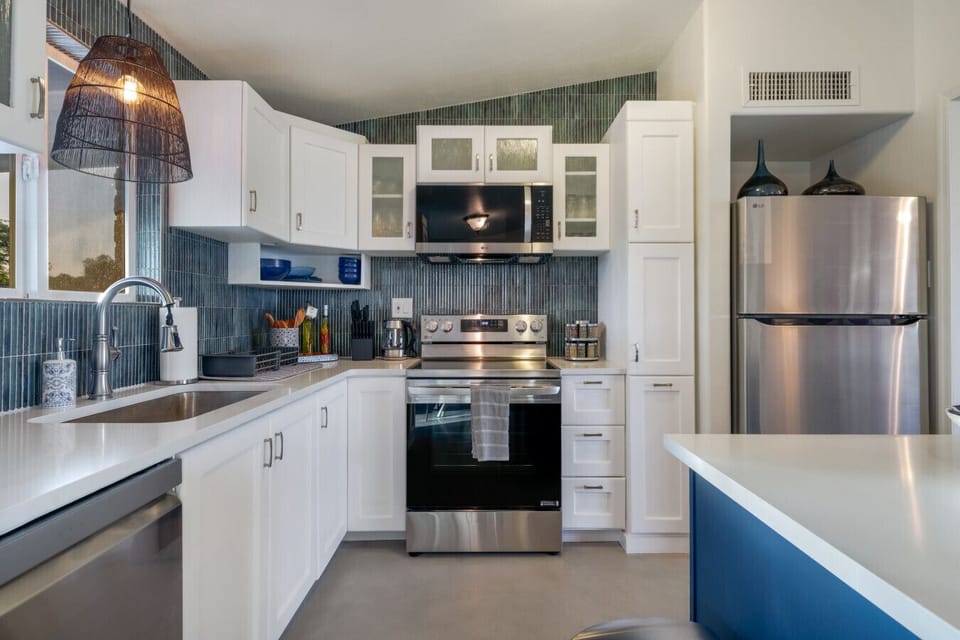 Updated, well-equipped kitchen with stainless steel appliances and island