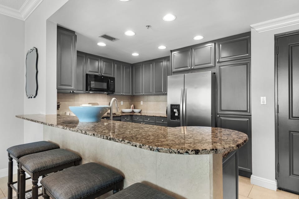 Eat-in kitchen bar seating