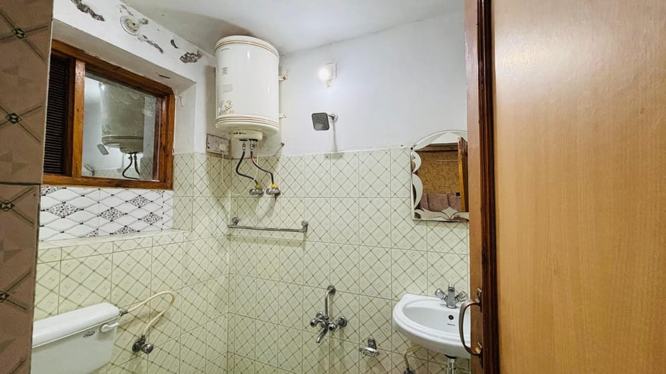 Deluxe Double Room, Patio, Mountain View | Bathroom | Free toiletries, slippers, towels