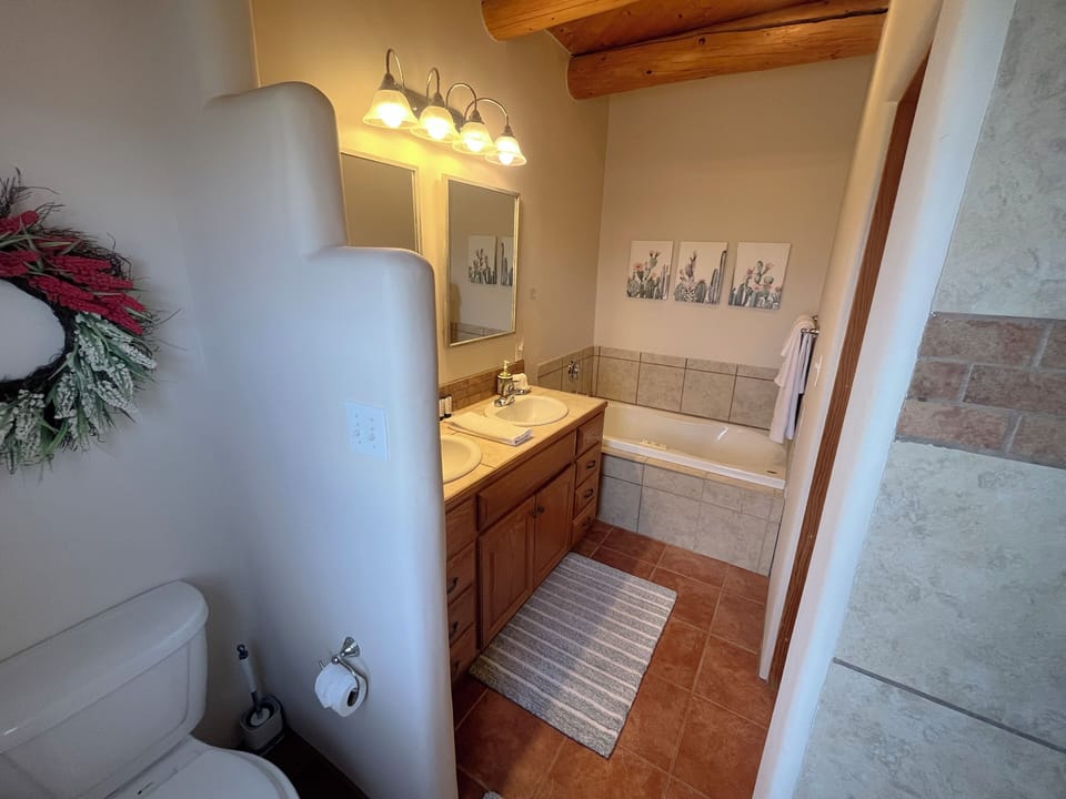 King bedroom suite bathroom