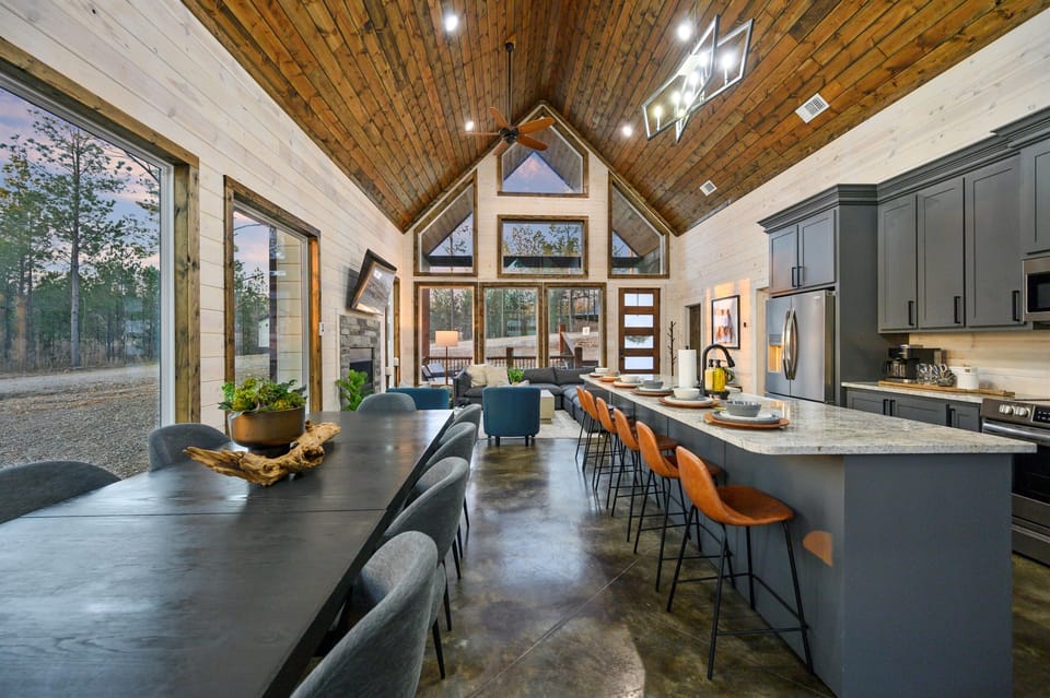 🌟 Open-concept kitchen keeps you connected while prepping meals.