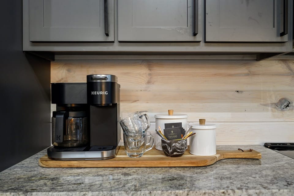 ☕ Coffee lovers rejoice — stocked coffee bar with drip + pods included.