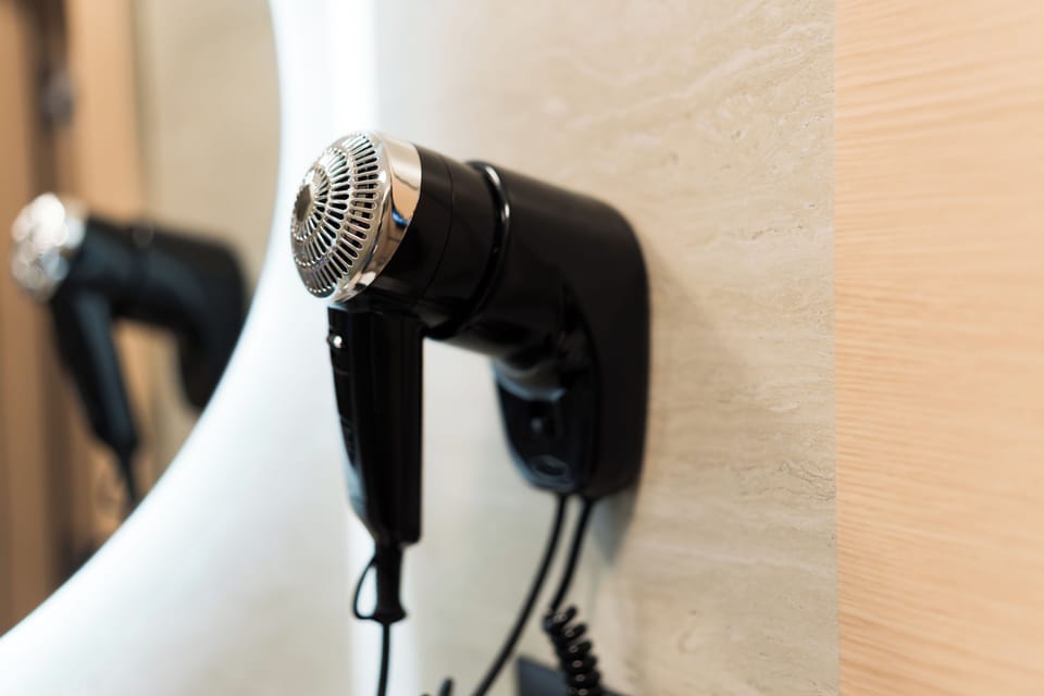 Deluxe Twin Room | Bathroom | Shower, free toiletries, hair dryer, slippers