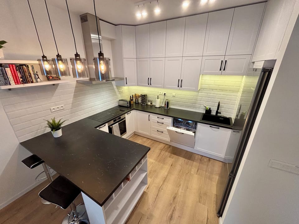 Fully equipped kitchen for a long stay, bar chairs, deep sink, 3x coffee machine