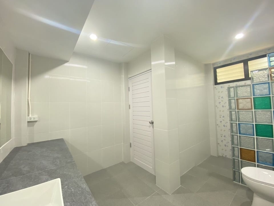VIP Room | Bathroom | Shower, free toiletries, towels