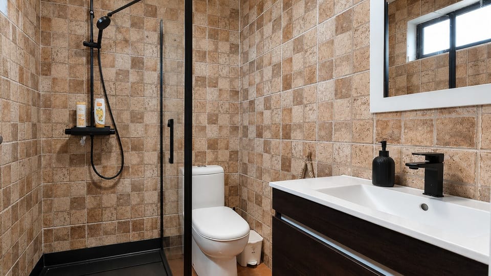 Classic Cottage, Garden View | Bathroom | Hair dryer, towels, toilet paper