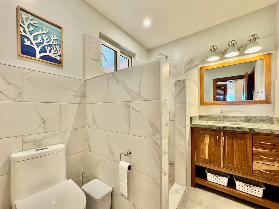 Garden Suite Bathroom (1)