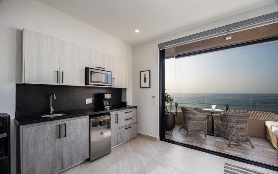 Deluxe Condo, Balcony, Ocean View | Private kitchen