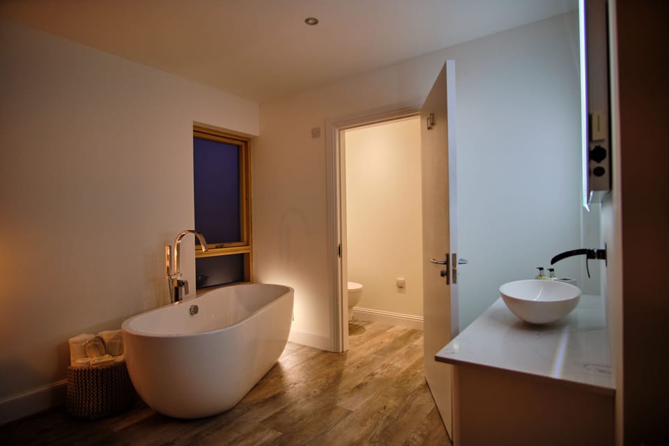 Deluxe Chalet, 2 Bedrooms | Bathroom | Jetted tub, designer toiletries, hair dryer, bathrobes
