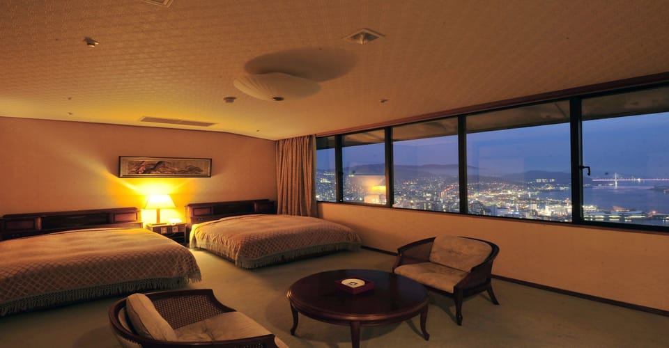 Premium bedding, in-room safe, desk, WiFi (free)