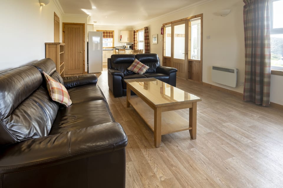 Two Bedroom Cottage (Pet Friendly) | Living area | Flat-screen TV