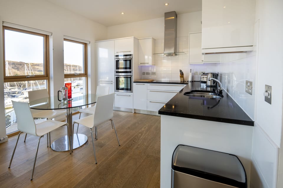 Townhouse Luxury Apartment | Private kitchen | Electric kettle, toaster, dining tables