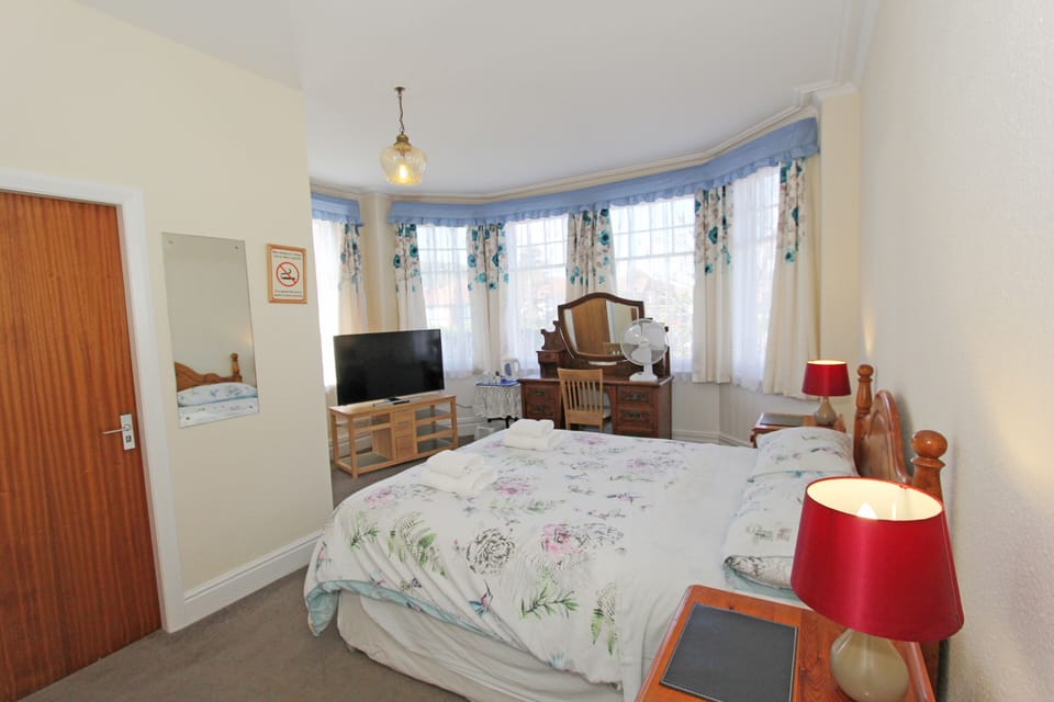 Double Room | Blackout drapes, free WiFi, bed sheets