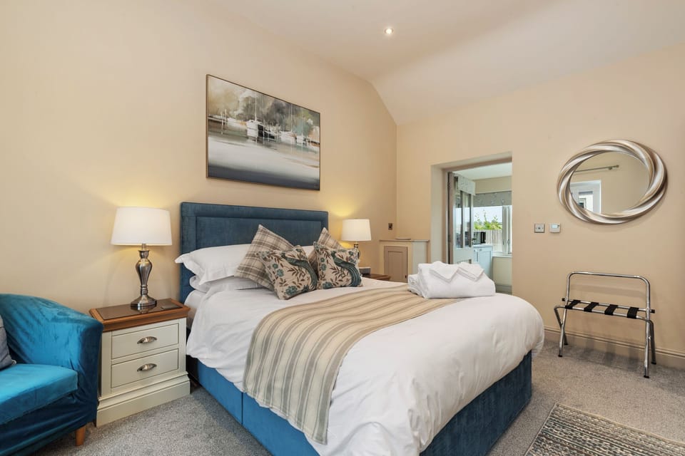 Luxury Suite, 1 King Bed, Mountain View | Egyptian cotton sheets, premium bedding, individually decorated