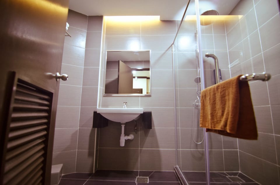 Deluxe Room | Bathroom | Shower, free toiletries, hair dryer, towels