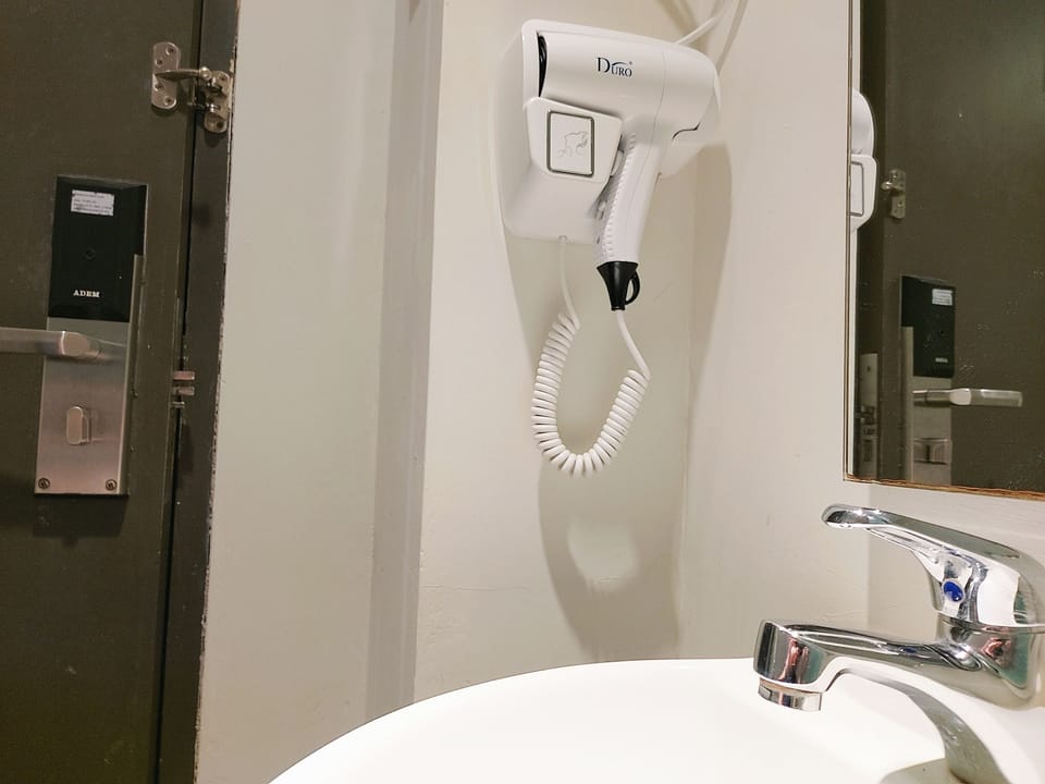Standard Queen (Without Window) | In-room safe, desk, iron/ironing board, free WiFi